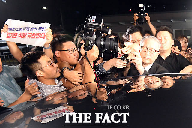 박근혜 정부 시절 이른바 문화계 블랙리스트 작성을 지시한 혐의로 2심에서 징역 4년을 선고받은 김기춘 전 대통령 비서실장이 구속기간 만료로 6일 새벽 석방돼 서울 송파구 동부구치소를 나서고 있다. /이새롬 기자