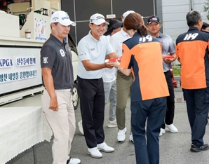 KPGA 선수들, 경북오픈 앞두고 소방서 찾아 간식 전달