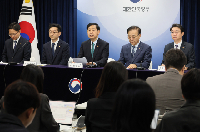 구윤철 부총리 겸 기획재정부 장관이 15일 정부서울청사에서 주택시장 안정화 대책 관계부처 합동 브리핑을 하고 있다. 임광현(왼쪽부터) 국세정창, 윤창렬 국무조정실장, 구 경제부총리, 김윤덕 국토교통부 장관, 이억원 금융위원장. 연합뉴스