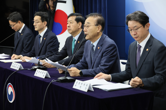 김윤덕(오른쪽 두번째) 국토교통부 장관이 15일 서울 종로구 정부서울청사에서 주택시장 안정화 대책 관계부처 합동브리핑을 하고 있다. 연합뉴스