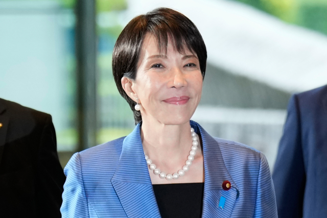 다카이치 사나에 신임 일본 총리가 21일 도쿄의 총리 관저로 들어가고 있다. AP연합뉴스