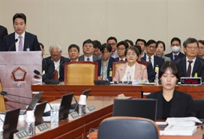 野 "최민희, 딸 결혼식 때 방통위에 화환 요청"…위원장 사퇴 요구