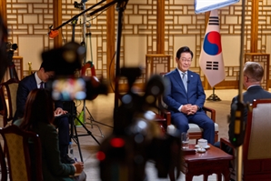李대통령, 트럼프 방한 '관세 서명' 가능성에…"시간 더 걸릴 것"