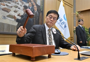 [속보] 이창용, "환율 상승 4분의 1은 달러 강세, 4분의 3은 관세 협상 등 국내외 변수 영향"