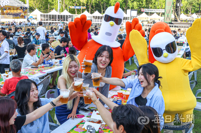 2013년부터 대구에서 시작된 은 맥주 옆에 최고의 국민안주가 맥주임을 각인시킨 한 변곡점이 된다. 매회 100만 명이 넘는 이 축제를 통해 대구 프라이드치킨은 물론 다른 산업에까지 시너지효과를 올리고 있다. 대구 달서구 두류공원 2·28자유광장에서 열린 
