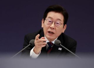 與 '김현지·조희대' 논란에 李 지지율 최저…'부동산 규제' 덤으로