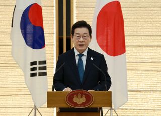 '강경보수' 日 다카이치 유화 제스처…한일 셔틀외교 지속 가능할까