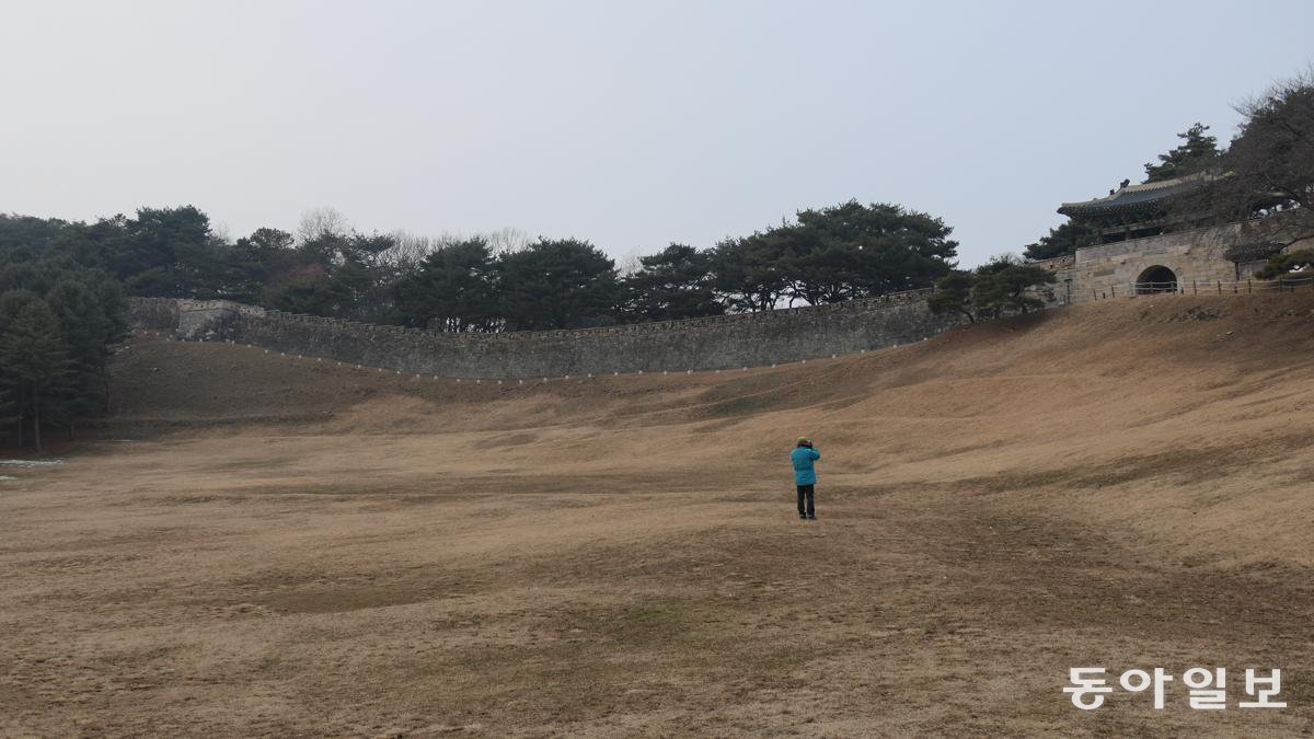 충북 청주시 상당산성 남문이자 정문인 공남문과 성곽 전경. 얕은 구릉 잔디밭을 앞에 두고 어머니처럼 다가오는 사람을 품으려는 듯 보인다.