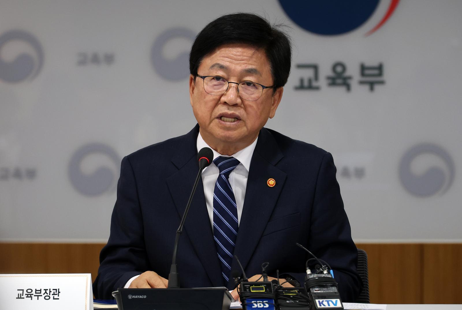 최교진 교육부 장관이 20일 세종시 정부세종청사에서 열린 출입기자 간담회에서 기자 질문에 답하고 있다. 2025.10.20. [세종=뉴시스]