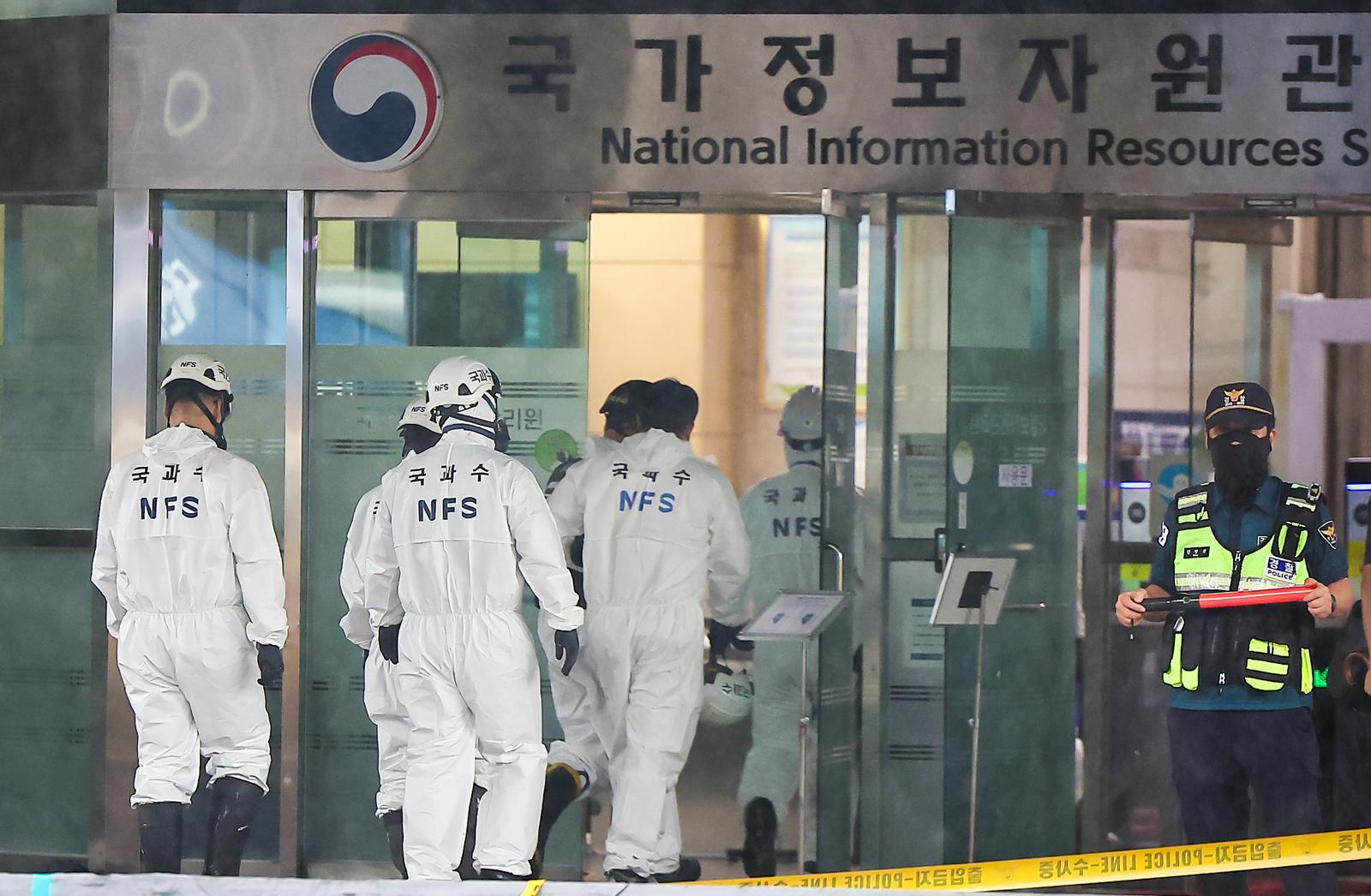 지난달 28일 대전 유성구 국가정보자원관리원 화재의 원인으로 지목된 리튬이온 배터리(위 사진)와 화재 현장으로 향하는 합동감식반 관계자들의 모습. 화재로 정부 시스템 복구가 늦어지면서 디지털 시대 재난에 대비한 ‘이중화(백업)’ 작업의 중요성이 커지고 있다. 대전=뉴스1