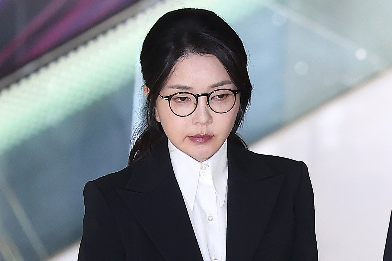 윤석열 전 대통령의 부인 김건희 여사가 지난 8월 6일 서울 종로구 KT광화문빌딩에 마련된 김건희 특검팀(특별검사 민중기) 사무실에서 조사를 마친 후 귀가하고 있다.  뉴스1