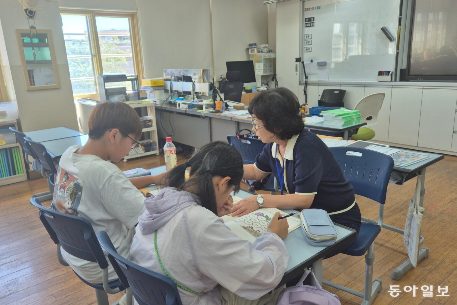 서울 구로구 동구로초 6학년 교실에서 이주배경학생인 고모 군(12)과 김모 양(12)이 서울시교육청의 기초학력 지원 프로그램 ‘찾아가는 학습비타민’ 프로그램을 듣고 있다. 이날 두 학생은 ‘느리다’ ‘늘이다’처럼 발음은 같지만 뜻과 맞춤법이 다른 단어를 배웠다. 김민지 기자  minji@donga.com