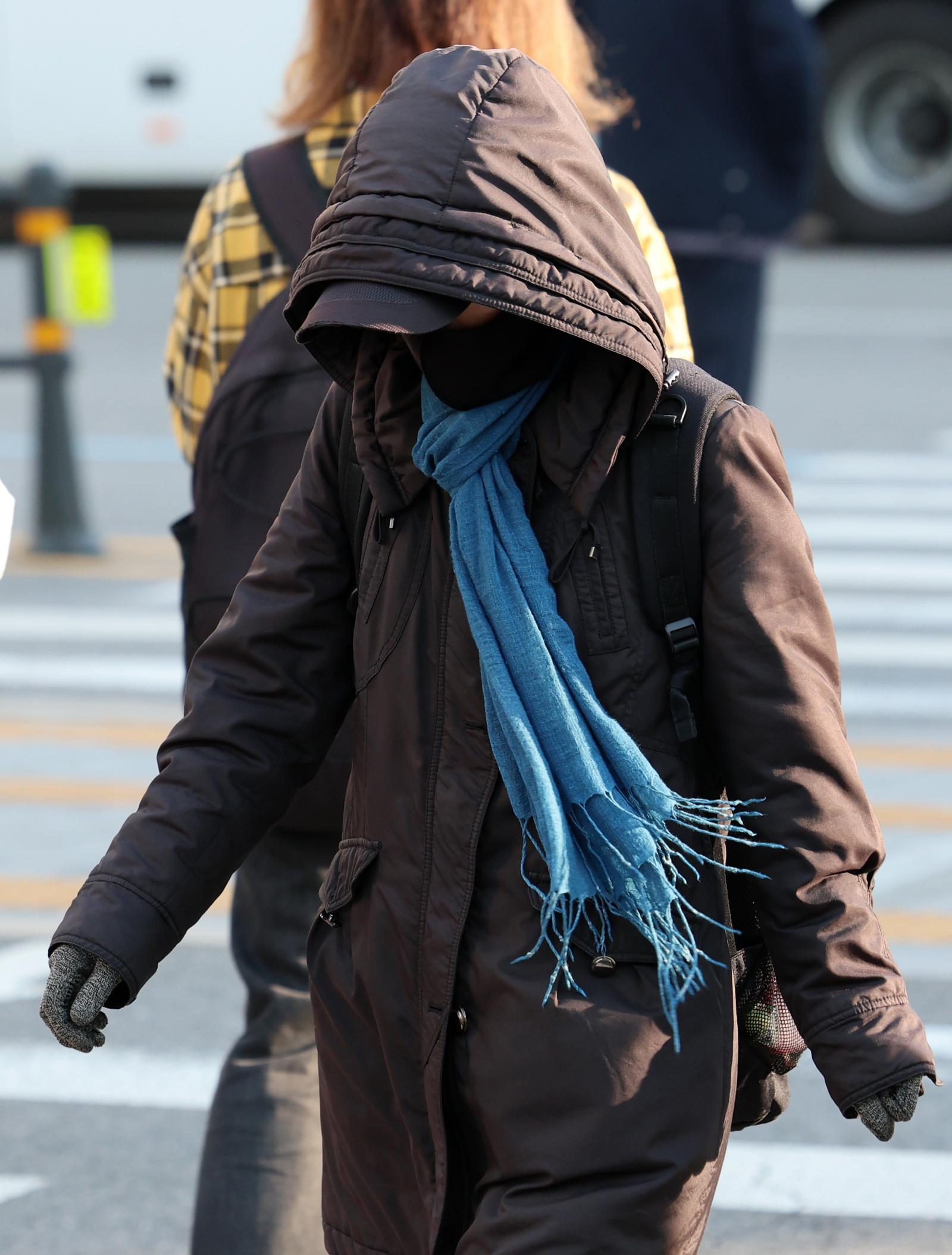 쌀쌀한 날씨가 이어지고 있는 22일 오전 서울 종로구 광화문네거리에서 두꺼운 외투를 입은 시민이 발걸음을 재촉하고 있다. 2025.10.22. 서울=뉴시스