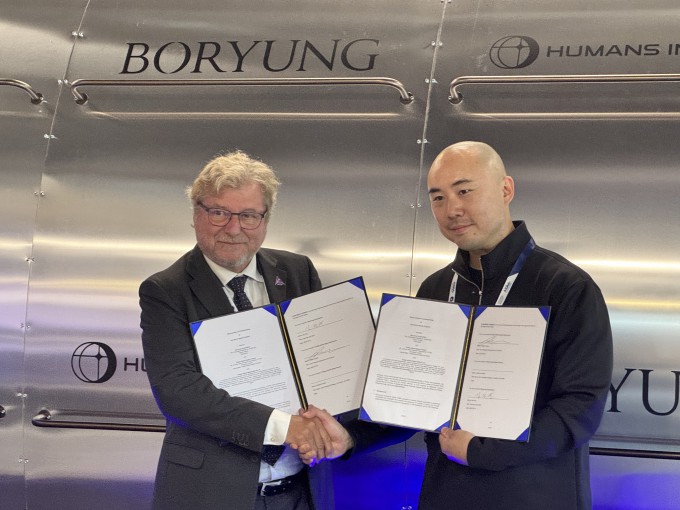 14일(현지시간) 이탈리아 밀라노 미코 컨벤션센터에서 개막한 IAC2024 현장에 마련된 보령의 전시부스에서 월터 쿠그노(Walter Cugno) 탈레스알레니아스페이스 이탈리아 지사장(왼쪽)과 김정균 보령 대표가 협약식을 하고 포즈를 취했다. 밀라노=김민수 동아사이언스 기자