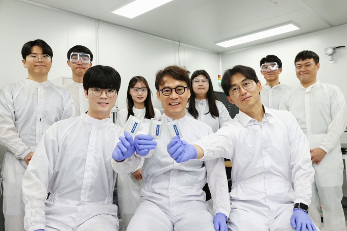 사진 1. (앞줄 왼쪽부터) 생명화학공학과 권혁진 박사과정, 김희탁 교수, 기계공학과 김성수 교수. KAIST 제공