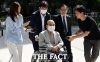  [현장FACT] '나토 순방 목걸이·인사청탁' 이봉관, 휠체어 타고 특검 출석 (영상)