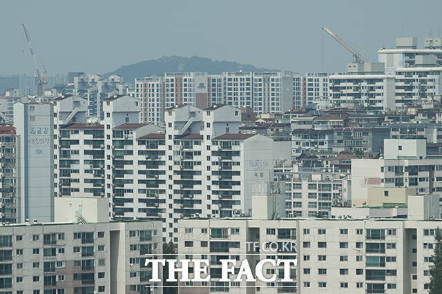 정부가 15일 서울 전역과 경기 일부 지역을 3중 규제 지역으로 지정하는10·15 부동산 대책을 발표했다. /박헌우 기자