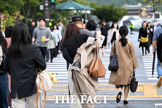 19일 전국이 대체로 흐린 가운데 오후부터 맑아질 전망이다. 그러나 기온은 크게 낮아지며 급격한 일교차가 예상된다. /서예원 기자