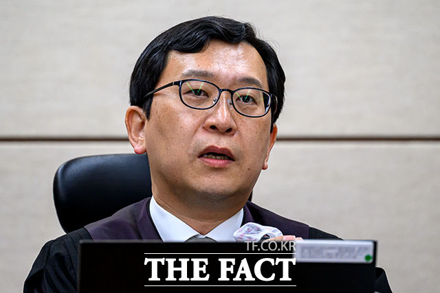 이진관 부장판사가 30일 서울 서초구 서울중앙지법에서 열린 한덕수 전 국무총리 내란 우두머리 방조 및 위증 등 혐의 사건 첫 재판을 심리하고 있다. /사진공동취재단