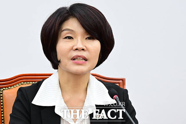 한정애 더불어민주당 정책위의장이 21일 국회에서 기자회견을 열고 12월까지 시군구별 구체적인 공급 계획을 포함하는 주택공급 세부 계획을 마련하겠다라고 말했다. /남윤호 기자