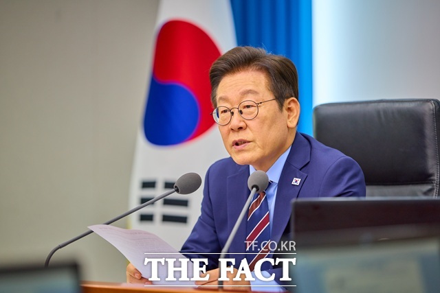이재명 대통령은 21일 경찰의 날을 맞아 경찰의 권한이 늘어나면 우리의 삶이 더 나아지느냐는 질문에 우리 경찰이 더욱 진지하게 응답할 수 있어야 한다고 강조했다. 대통령이 2일 용산 대통령실에서 주재한 제12차 수석보좌관회의에서 발언하고 있다. /대통령실