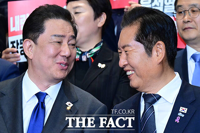 정청래 대표와 김병기 원내대표 등 더불어민주당 지도부는 당 사법개혁특별위원회(사개특위) 소속 김기표 의원이 전날 발의한 재판소원법에 공동 발의자로 이름을 올렸다. 사진은 김 원내대표와 정 대표./남윤호 기자