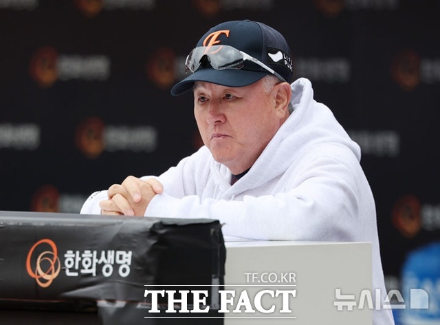 평소 뚝심과 믿음의 야구를 보였던 김경문 한화 이글스 감독이 삼성 라이온즈와의 플레이오프에서 승부사로 변신했다. /대구=뉴시스