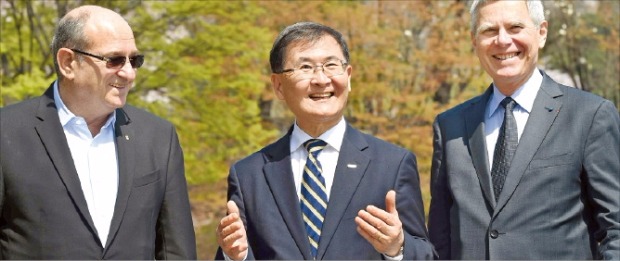 페레츠 라비 이스라엘 테크니온공대 총장(왼쪽), 자크 비오 프랑스 에콜 폴리테크니크 총장(오른쪽), 강성모 KAIST 총장(가운데)이 11일 한국경제신문사가 마련한 좌담회 에 앞서 서울 그랜드하얏트호텔 정원에서 이야기를 나누고 있다. 김영우 기자 youngwoo@hankyung.com 