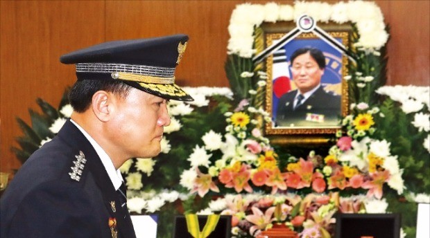 이철성 경찰청장이 20일 김창호 경감의 빈소가 마련된 서울 가락동 경찰병원을 찾아 조문하고 있다. 연합뉴스