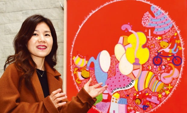 서양화가 이담 씨가 28일 서울 중림동 한경갤러리의 개인전에 출품한 작품 ‘우리들의 축제’를 설명하고 있다.   /허문찬 기자 sweat@hankyung.com 