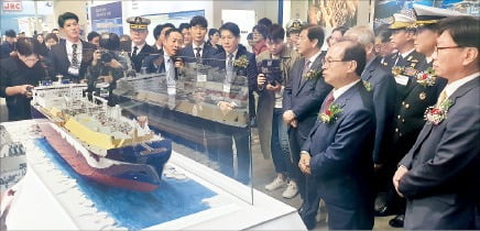 부산시와 국방부, 조선산업 관계자들이 22일 부산 벡스코에서 막을 올린 부산국제조선해양대제전에서 참가 업체로부터 설명을 듣고 있다.  /김태현  기자 