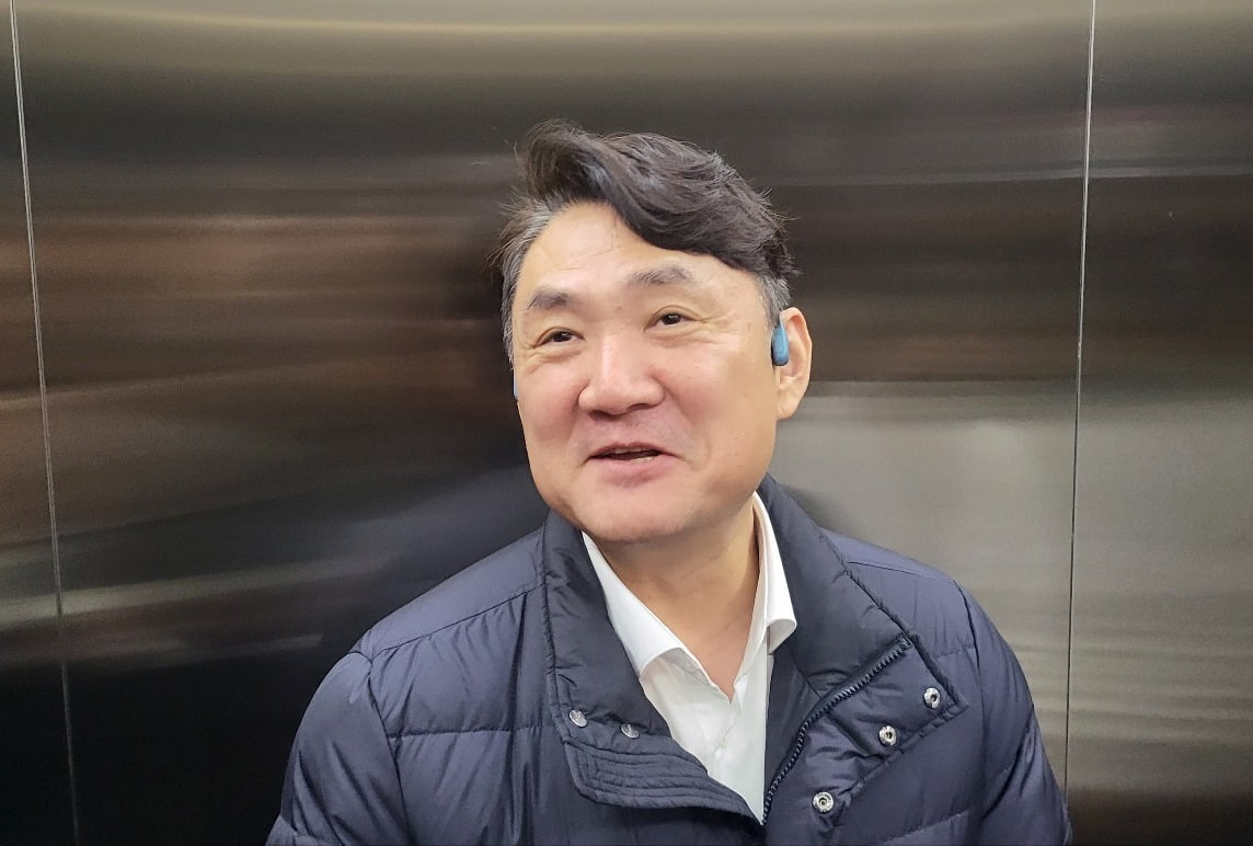 지난해 12월 4일 김정호 당시 카카오 CA협의체 경영지원총괄이 경기 성남 카카오 판교아지트에서 열린 비상경영회의를 마친 뒤 자리를 떠나고 있다. 사진=연합뉴스