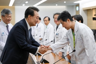 병원 찾은 尹 "대화하자"…의협 측 "물러서지 않아, 감옥 갈 각오"
