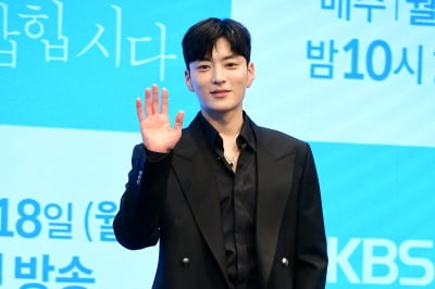 [포토] 장승조, '부드러운 손인사~'