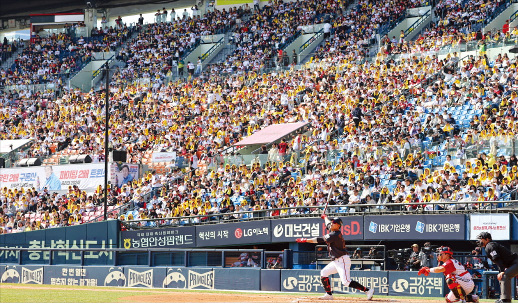 2024년 프로야구 정규리그 개막 이틀째인 24일 서울 잠실야구장에서 열린 한화 이글스와 LG 트윈스의 경기에서 한화의 7번 타자 하주석이 3회초 안타를 치고 있다.   최혁 기자 