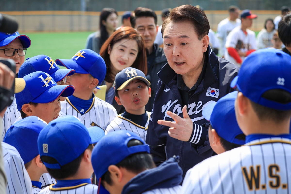 윤석열 대통령이 16일 서울 용산 어린이정원에서 열린 '메이저리거 참여 어린이 야구교실'에서 어린이들에게 사인을 해주고 있다. / 사진=대통령실사진기자단