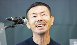 '손흥민 父' 손웅정 "자식과 친구 같은 부모? 그건 직무 유기"