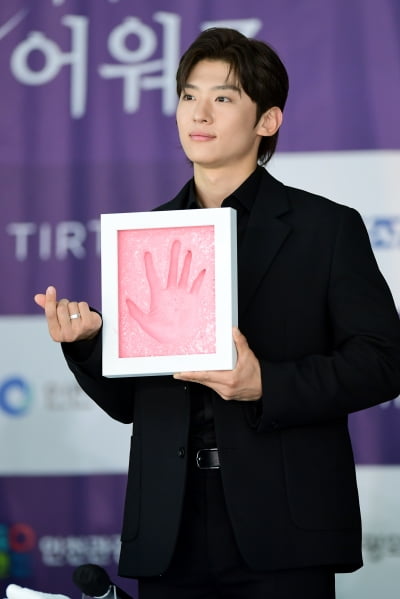 [포토] 덱스, '멋진 모습으로 하트~'