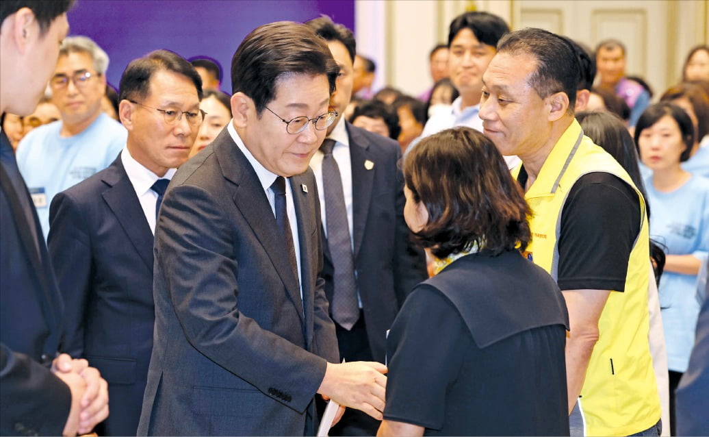 이재명 대통령이 16일 청와대 영빈관에서 열린 ‘기억과 위로, 치유의 대화’ 행사에서 사회적 참사 유가족들과 인사하고 있다.  /김범준 기자