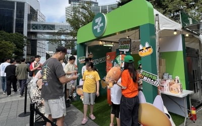 세븐일레븐 '북새통'…공짜 커피에 텀블러 경품까지 [2025 청춘, 커피 페스티벌]