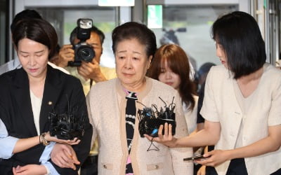 [속보] 한학자 통일교 총재, '3회 불출석'에 "아파서 그렇다"