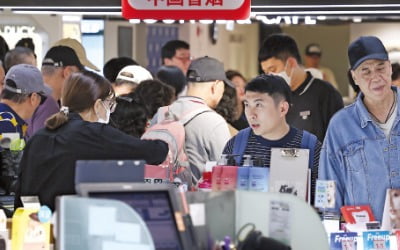 "웰컴, 유커"…中 무비자 첫날 유통가 '들썩'