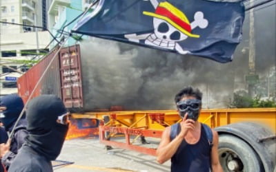 '해적기' 든 동남아 Z세대…반정부 시위, 세계 확산