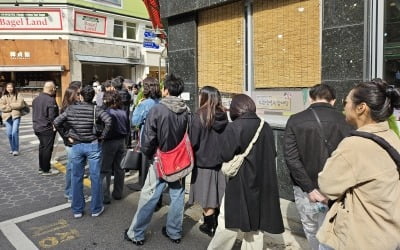 "한국 도착하자마자 왔다"…빵집도 감자탕집도 외국인 천지