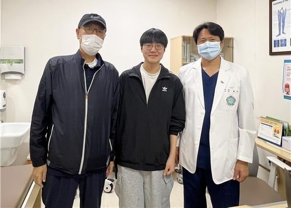 (왼쪽부터) 아버지 A씨, 아들 B군, 홍근 이대서울병원 장기이식센터장. /사진=연합뉴스 