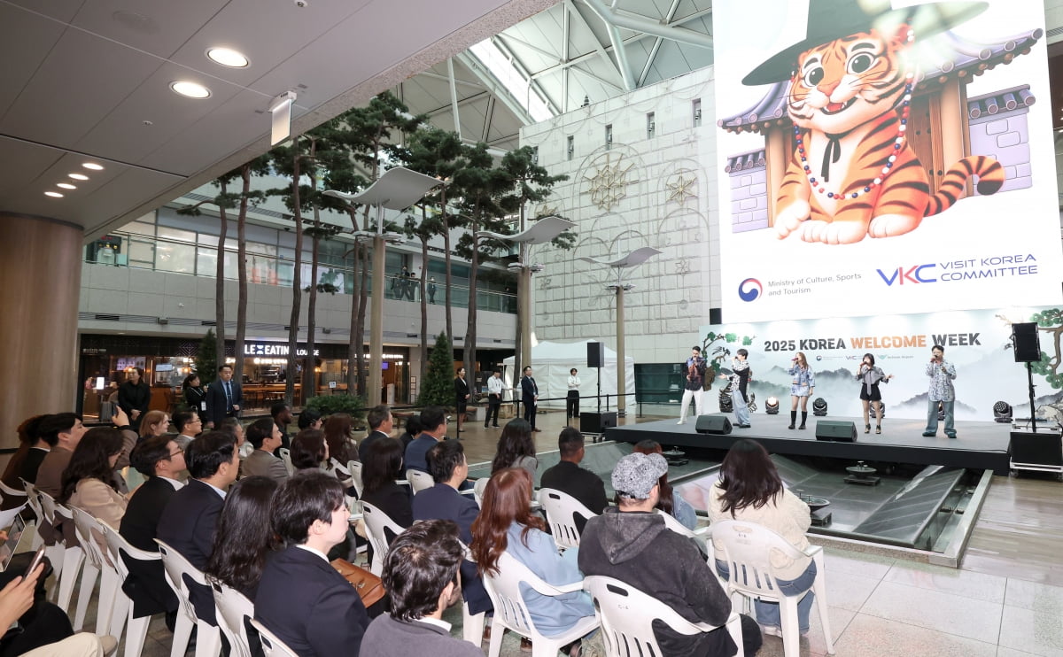 아카펠라 그룹 메이트리가 23일 오전 인천국제공항 제1여객터미널에서 열린 2025 환영주간 개막행사에서 축하공연을 하고 있다. 사진=문경덕 기자