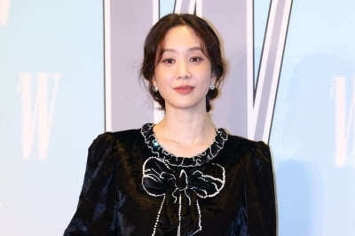 정려원, '블랙 원피스 입고 러블리하게~'