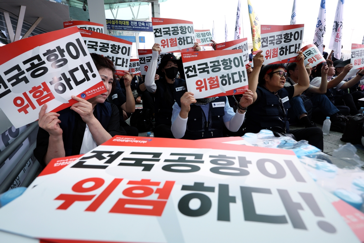  19일 오전 인천국제공항 2터미널에서 열린 안전한 일터·안전한 공항을 위한 전국공항노동자 총파업 대회에서 구호를 외치고 있다. 사진=뉴스1