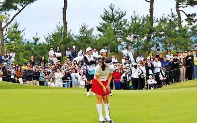 유모차 끌고 온가족 응원전…양주의 가을 물들인 '1만 갤러리'