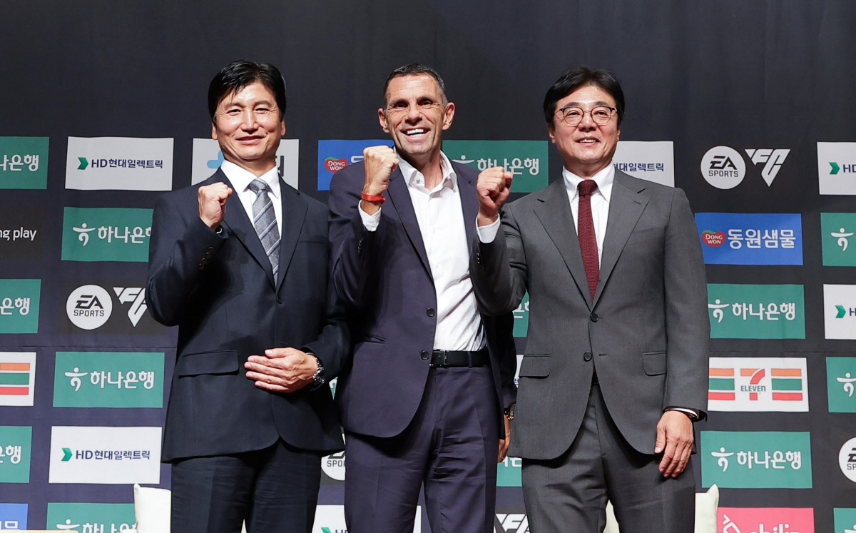 정정용 김천 상무 감독, 거스 포옛 전북 현대 감독, 황선홍 대전 하나시티즌 감독(왼쪽부터)이 22일 서울 상암동 누리꿈스퀘어에서 열린 K리그1 2025 파이널 라운드 미디어데이 행사에서 선전을 다짐하고 있다. 프로축구연맹 제공